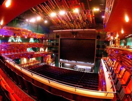 wavefronts at the waterside